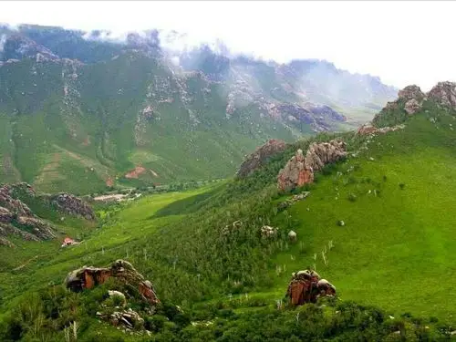阴山山脉的崇山峻岭是拍摄爱好者取景的好地方,可惜没人敢去