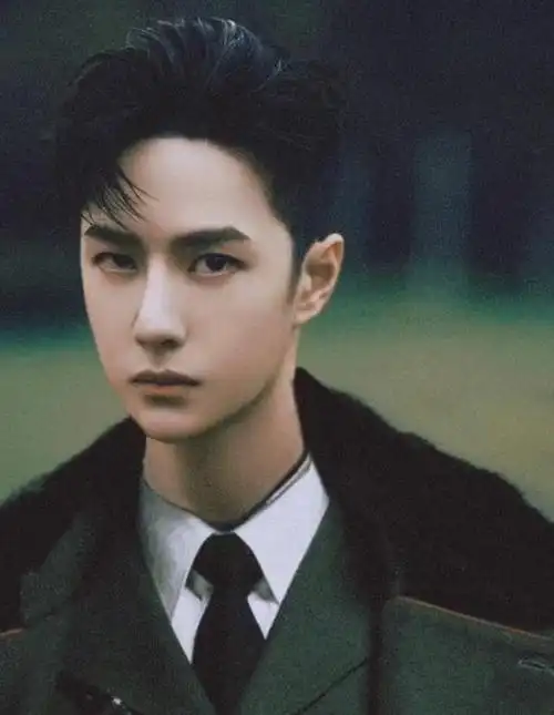 王一博新剧黄埔头造型引热议,"油头"发型凸显敬业精神