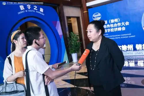 高颖女士参加徐州电视台现场采访