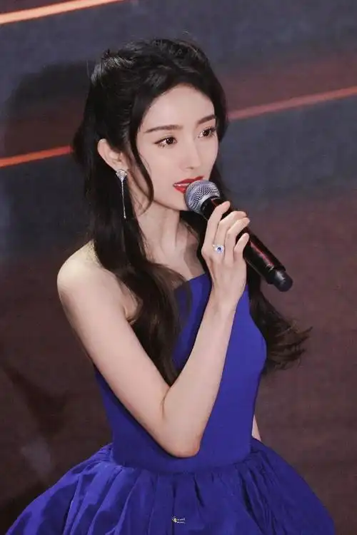 组图:杨幂惊艳亮相百花迎春晚会 着宝蓝色长裙气质优雅端庄