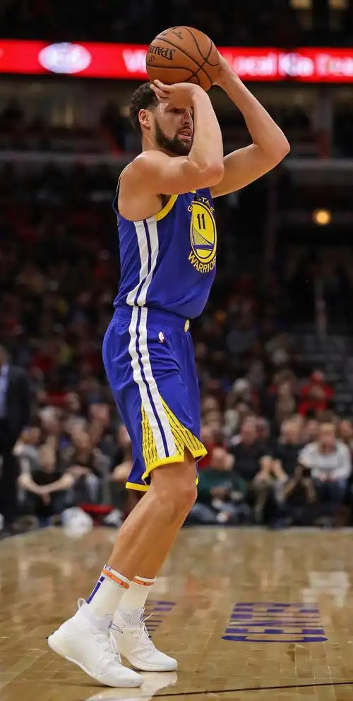 汤普森14记三分刷新历史纪录 勇士24记三分狂屠公牛