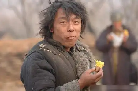 "第一丑星"巨兴茂,苦熬20年配角逆袭成导演,娶美妻成人生赢家