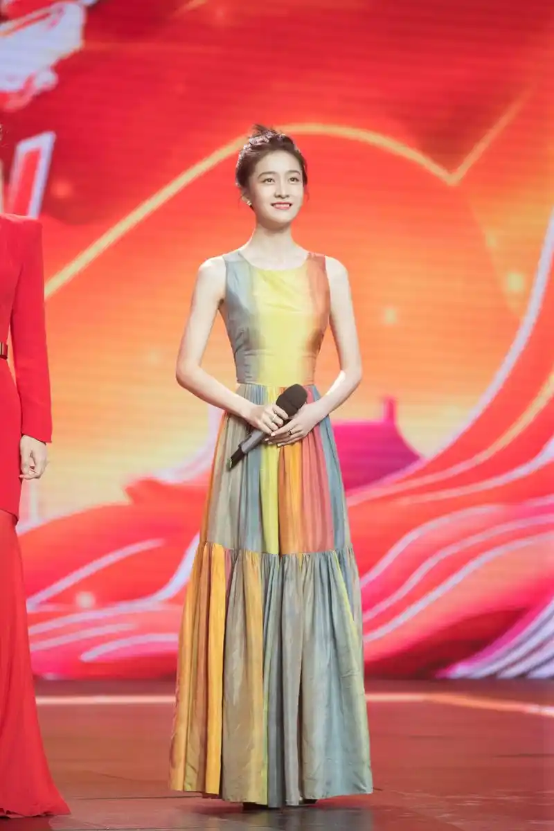 23岁张雪迎穿衣真"胆大",扎丸子头配红色吊带连衣裙,抢眼抢镜