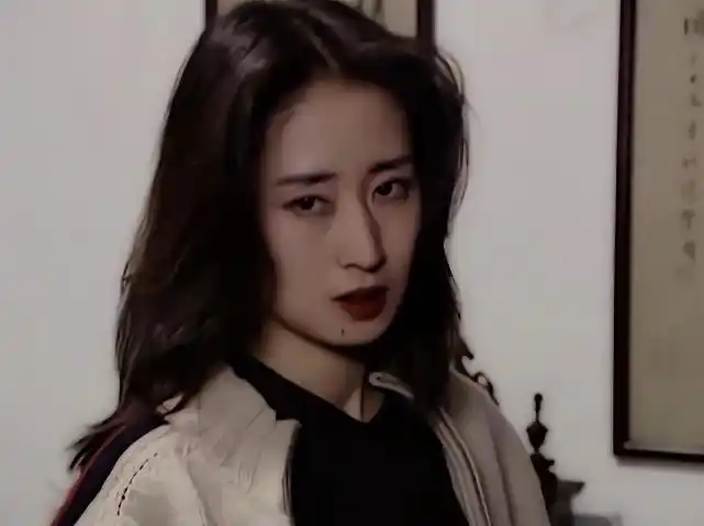 不输年轻情侣!46岁刘敏涛被拍与男子车内激吻,失婚八年独养女儿