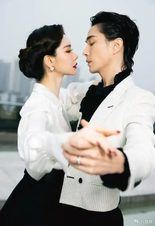 戚薇李承铉携女儿出行,一家三口穿潮装超有范,8岁lucky身高喜人__财经