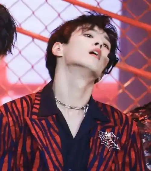 *向左滑动解锁亚当的苹果面对李汶翰的喉结,"我可以"这三个字都要说倦