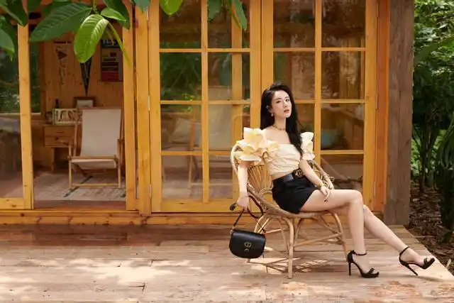 最后这张照片薇娅散发出来的是一种成熟女人该有的知性美丽.