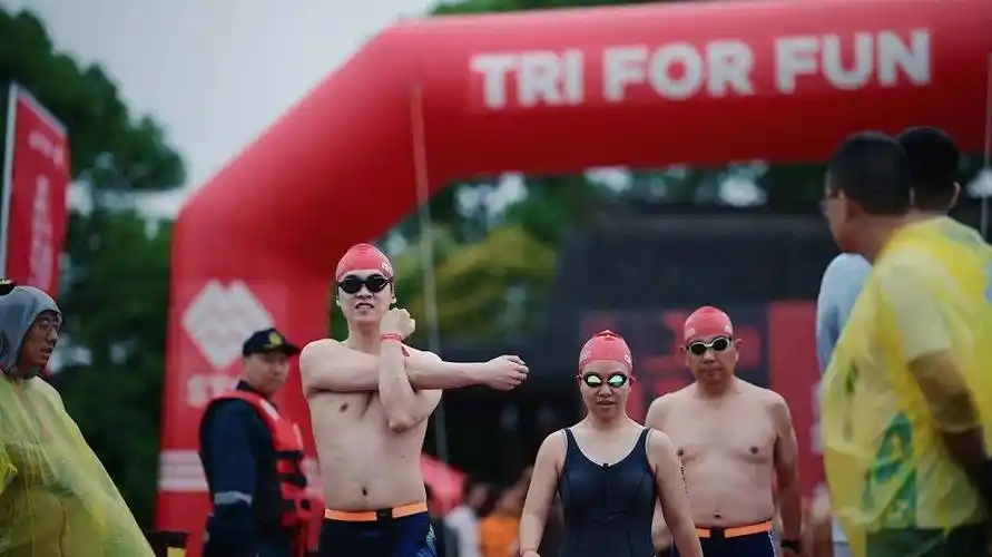 下午2点,在另一片场地上,200位参与此次泳渡挑战赛的游泳爱好者先于铁