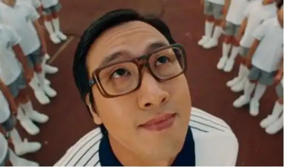 《功夫》里的眼镜男直言:星爷把我捧红,却让我在电影里欺负他