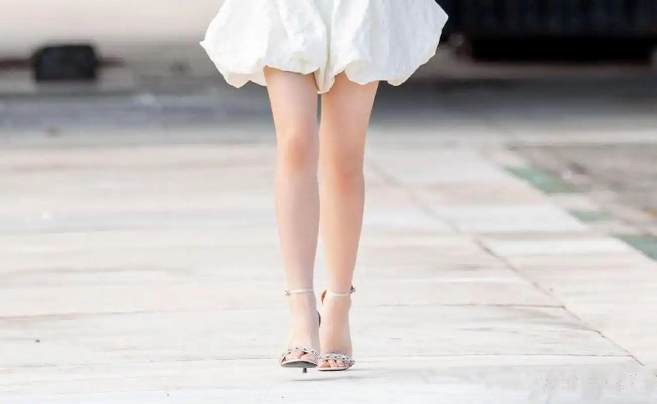 火箭少女101赖美云的光足,如同晨露中的白玉,纯净而美丽.