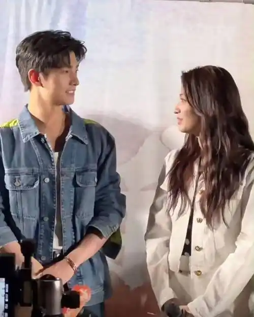 杨洋王楚然同框宣传新剧,男方食指戴戒指,疑暗示自己单身_恋情_网友