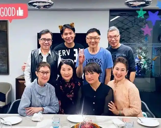 洪金宝前妻罕见现身,深眼窝与现任妻子相似,几个儿子五官都像她