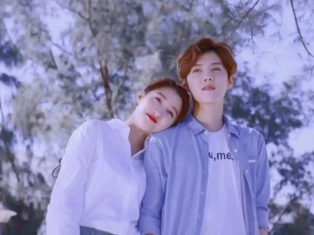 鹿晗关晓彤甜蜜互动 在鹿晗生日的那天,关晓彤卡点为鹿晗发来祝福.