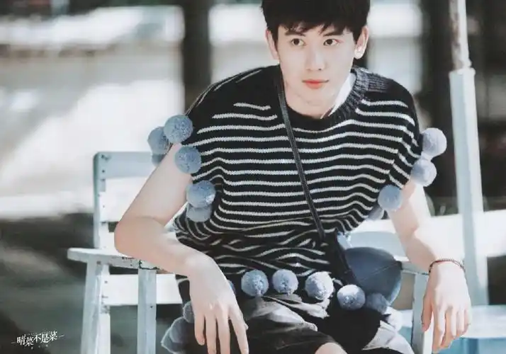 是符号自修壁纸92二传二改商用#胡先煦壁纸#宝藏男孩胡先煦#胡先煦