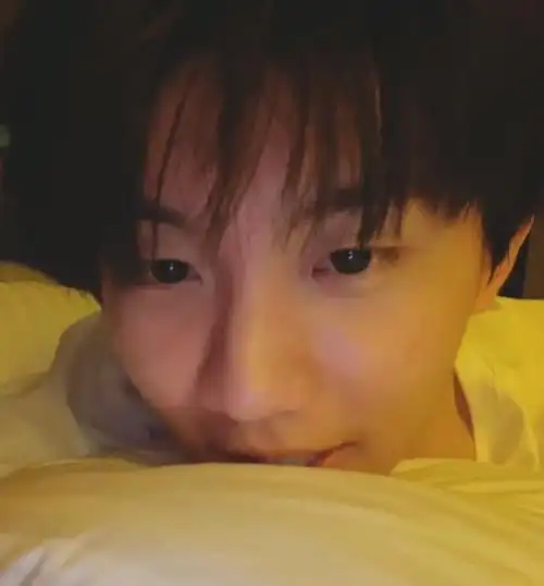 马嘉祺高考后首营业,晒男友视角晚安视频,我却被素颜状态吸睛了|自拍