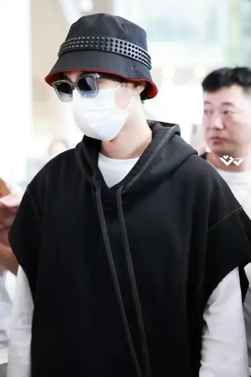 王俊凯回国机场图