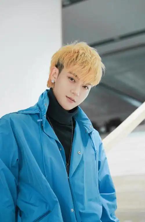 黄子韬蓝色外套随拍##ip风向标