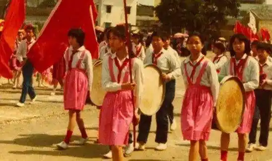 图为:到了八十年代,校服重回校园.