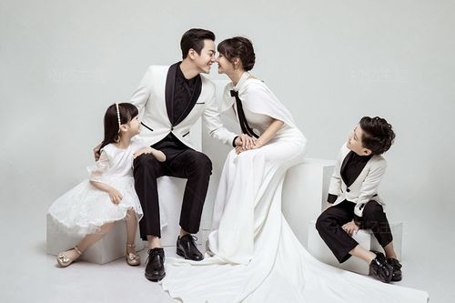 2022展会新款影楼亲子主题服装一家四口全家福拍照英伦风黑白套装