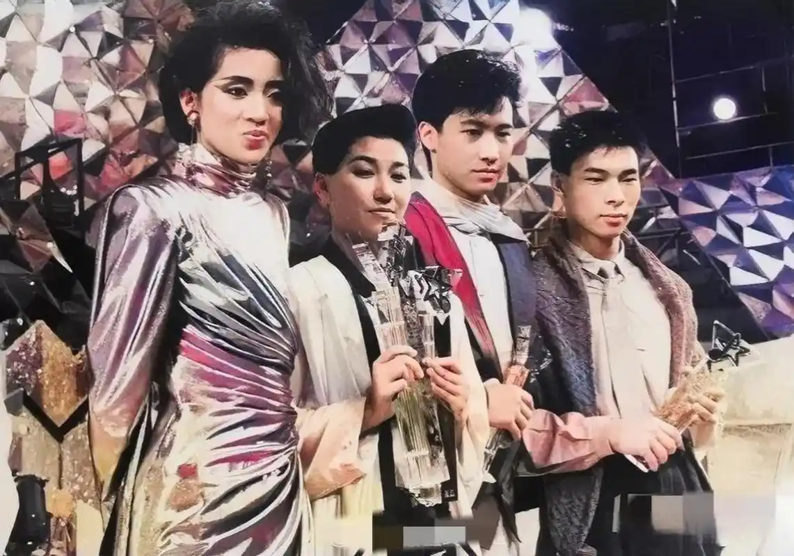 梅艳芳,黎明很好认,其余两个有点难认