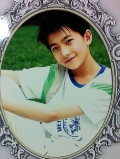 让我们来看一看杨洋做新一代小鲜肉的代表,杨洋从小时候和现在长相