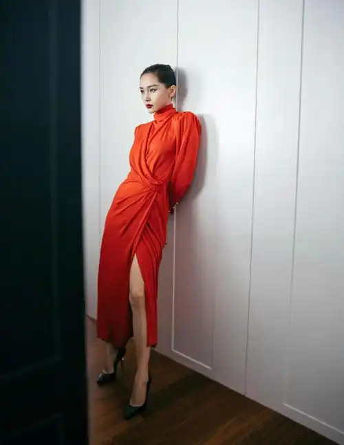 王子文黑色高跟鞋