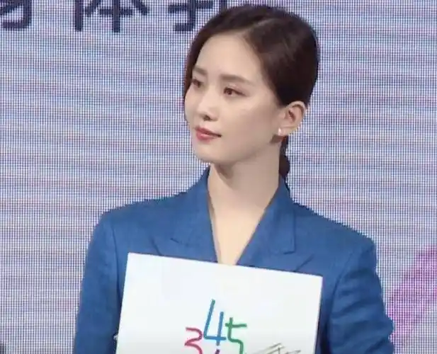 原创刘诗诗亮相品牌直播间没有了四级高光滤镜这肤色我没看错