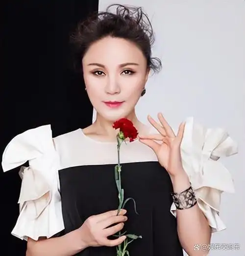 她曾红过毛阿敏,却因放鸽子被春晚拒之门外,如今54岁依然美丽