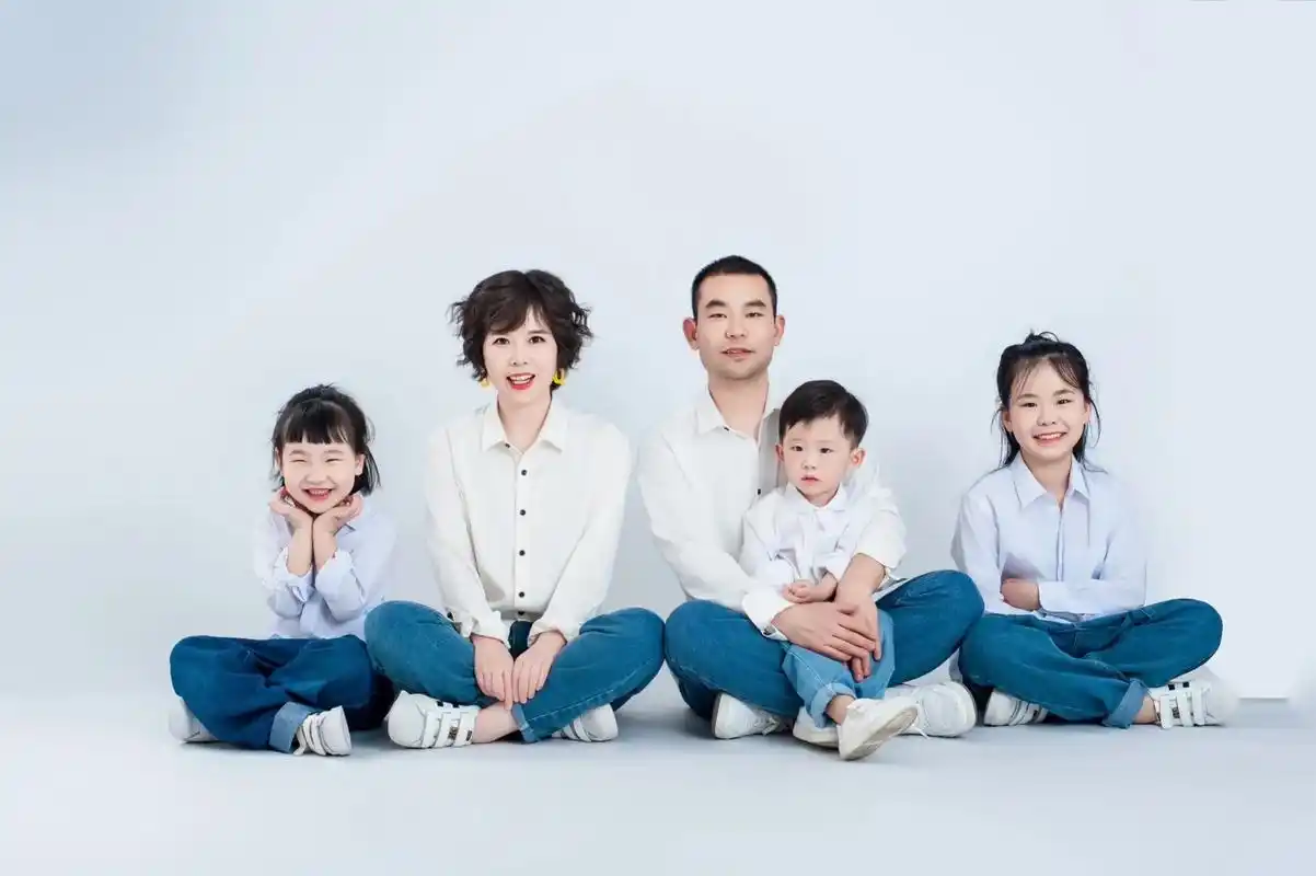 以前总说瘦了去拍全家福,可是我一次都没瘦下来过,自己胖的自卑