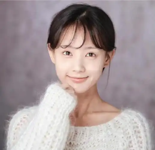 这两张是李一桐的素颜照片,和化了妆的李一桐相比,差距很大!
