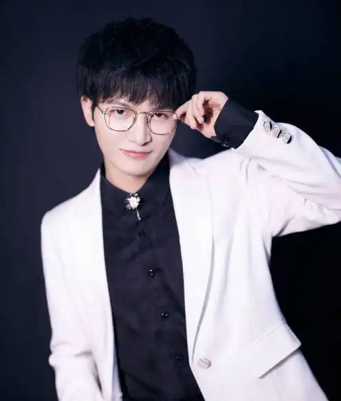 个人喜欢不同吧,还是觉得《悬崖之上》好听,周深的声音无论怎么反复听