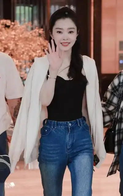 被宋轶的下班图惊艳到!穿抹胸上衣 牛仔裤,优雅性感又迷人!