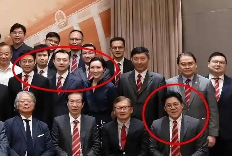 原创何超欣霍启文同框出席活动像一对豪门情侣24岁何超欣又漂亮了