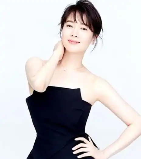 最后,不禁让人思考,左小青这样的态度,她的多元生活和积极向上,到底是