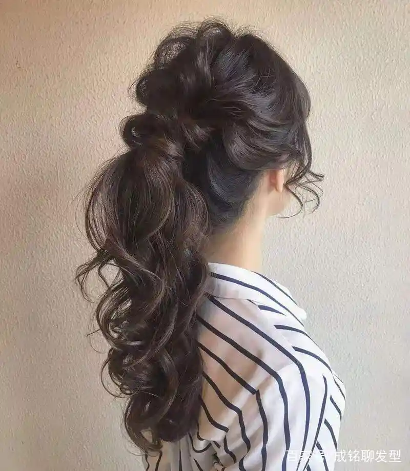 今年流行什么编发?12款编扎造型,慵懒随性时髦精致,很有女人味