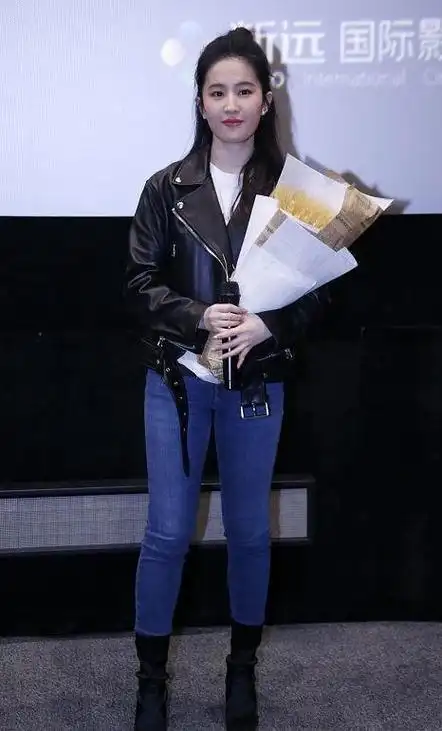 刘亦菲难得穿得这么"开放",超大领口真吸睛,腰上布料省太多|皮衣|西装