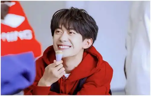 不笑时棱角分明,笑起来梨涡浅浅,易烊千玺究竟有什么魅力?|易烊千玺|