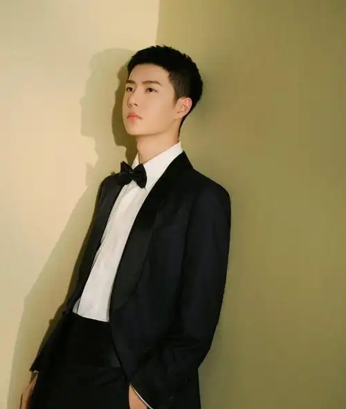 王一博拍摄禁毒公益宣传片,新造型短发寸头,配黑西装帅气十足