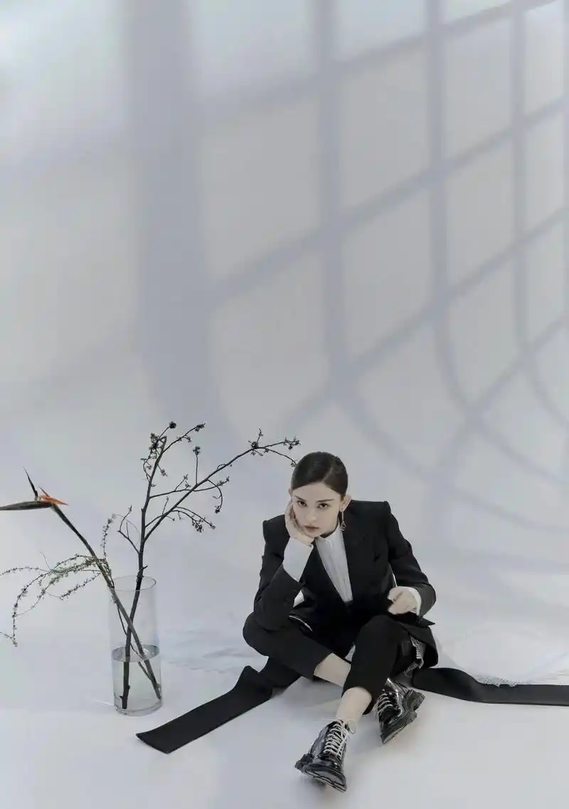 原创古力娜扎太飒了!全新大片演绎冷酷职场美人,西装革履太少见