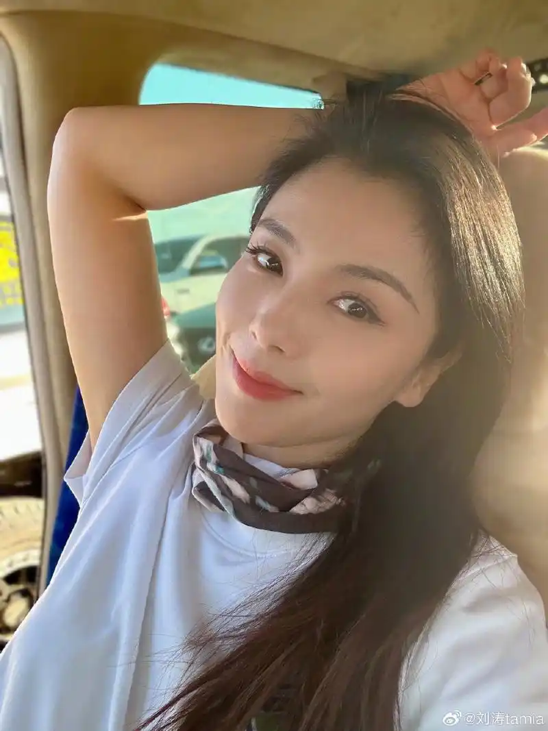 刘涛开始健身以后更美了! 白t恤配上小花巾很好看!