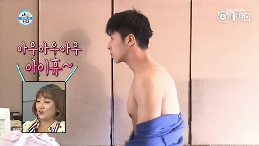 23日播出的mbc《我独自生活》中,郑允浩深陷电视购物.