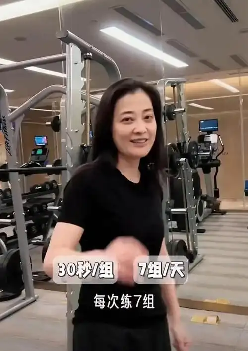 梅婷素颜健身在剧组拍戏长胖了5斤48岁的年纪还有身材焦虑