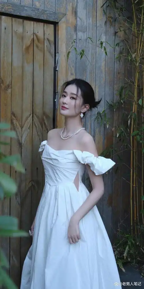 乔欣春日纸巾婚纱写真,一袭白色一字肩纱裙,是一眼沦陷的感觉