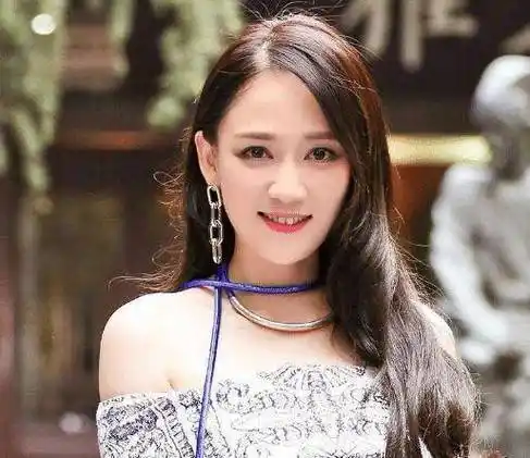 原创陈乔恩真放的开41岁了还敢穿个肚兜裙就出门都没眼看