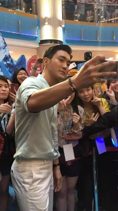 崔始源出席马来西亚kiehls活动 现场粉丝热情程度堪比身临fm现场!