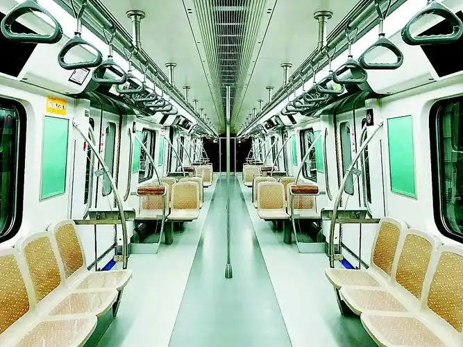 成都地铁10号线首列车下线 2017年国庆前开通即可坐地铁赶飞机