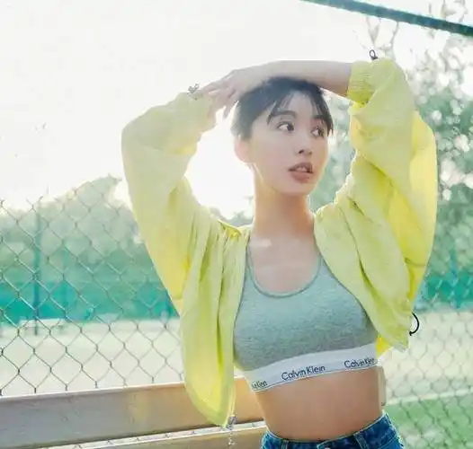 原创李菲儿的水蛇腰太美了穿运动衣服配超短裙身材好就是敢穿