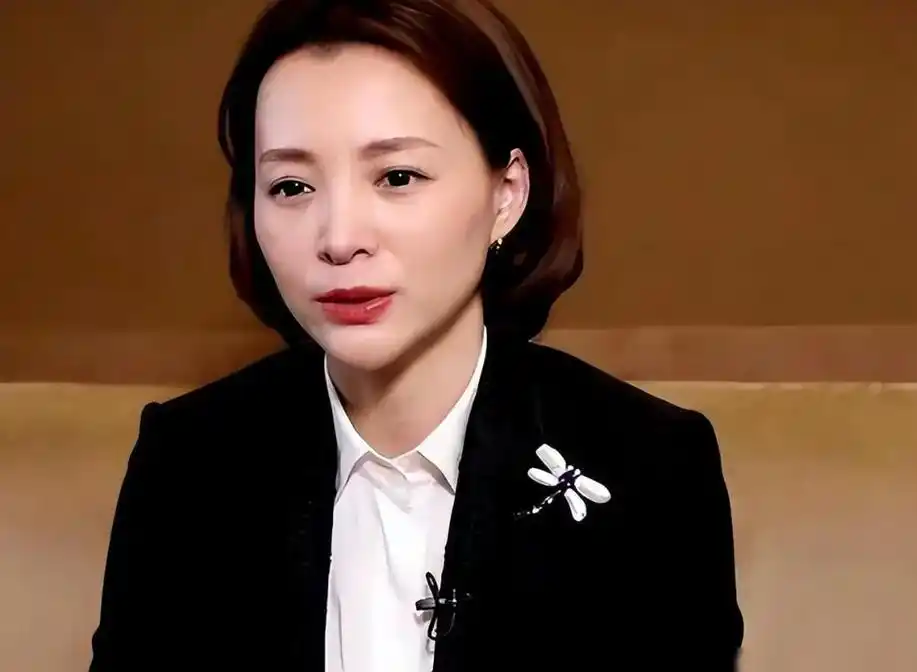 董卿最想删的照片,端庄气质全无,抽烟烫头艳装似中年贵妇?