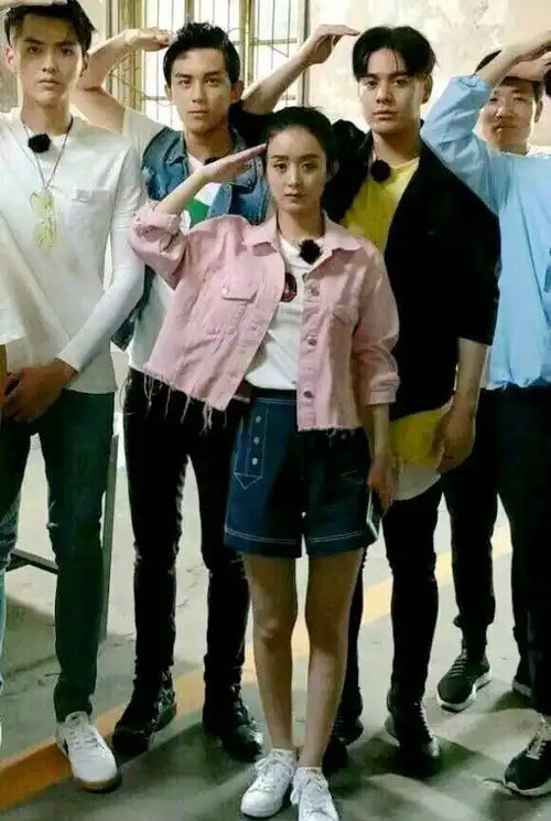 赵丽颖身高165李小璐身高163同台对比谁谎报一目了然