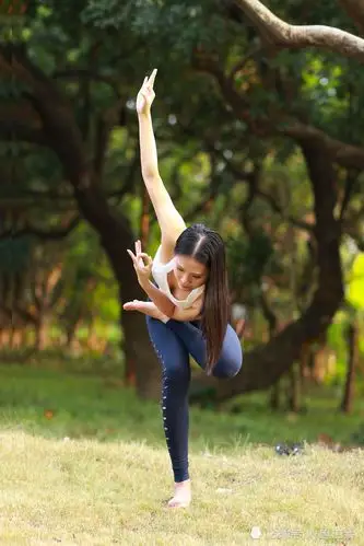 瑜伽外景拍摄成片很漂亮怪不得美女们这么喜欢户外瑜伽